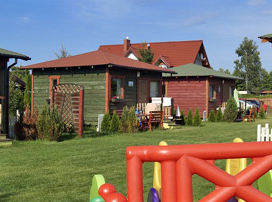 Domki u Aleksa teren z placem zabaw